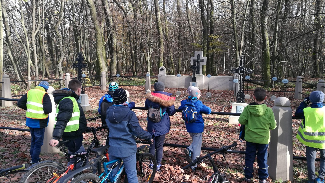 Rowerowe zaduszki z uczniami