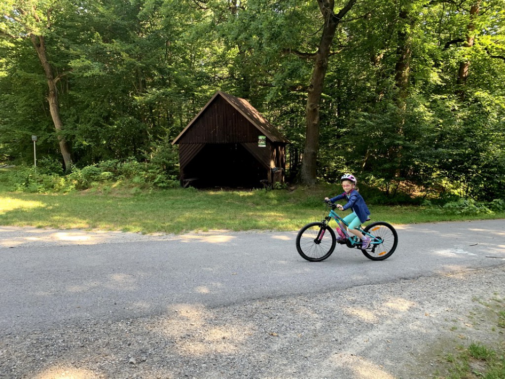 Z córką na jej nowym rowerze