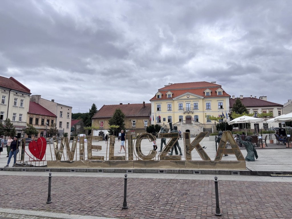 Załatwienia w Wieliczce, powrót przez górki