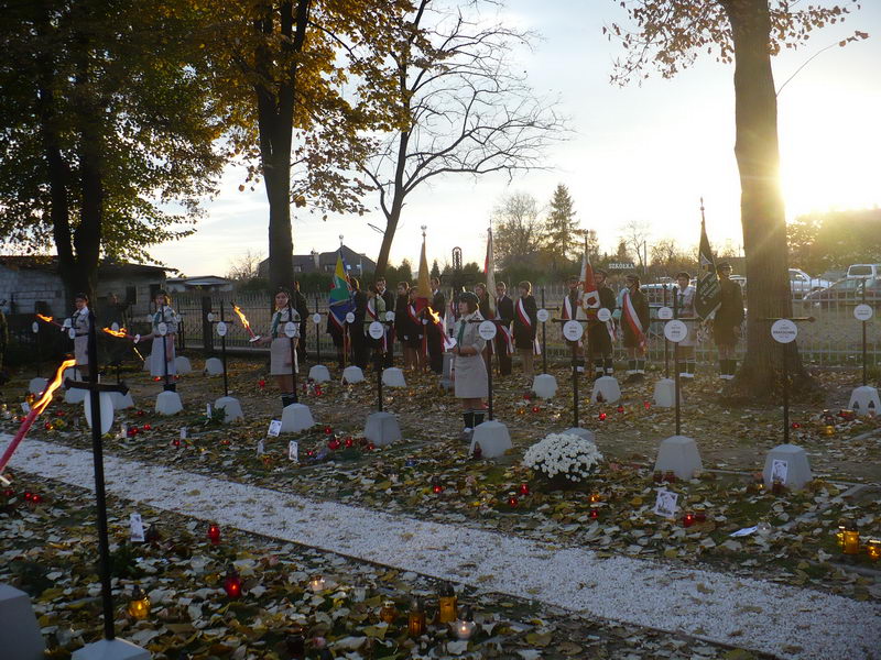 Na otwarcie cmentarza 327 w Niepołomicach